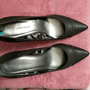 Beautiful Anne Klein iFlex heels in charcoal
